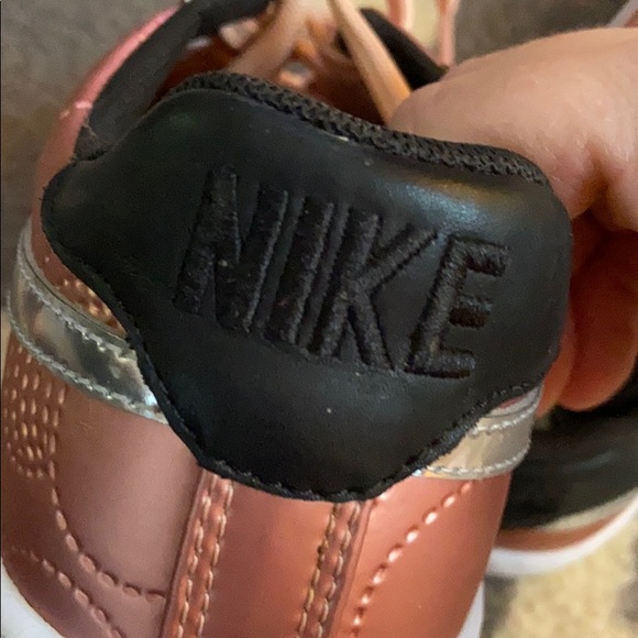 Rose gold metallic Nike sneakers - Picture 4 of 9